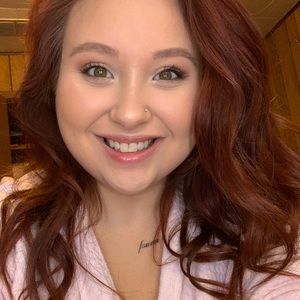 Meet your Posher, Lora